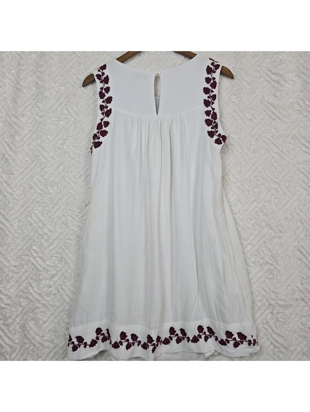 Lucky Brand Hanna shift White Dress with Burgundy Floral Embroidery Size M - Picture 4 of 9